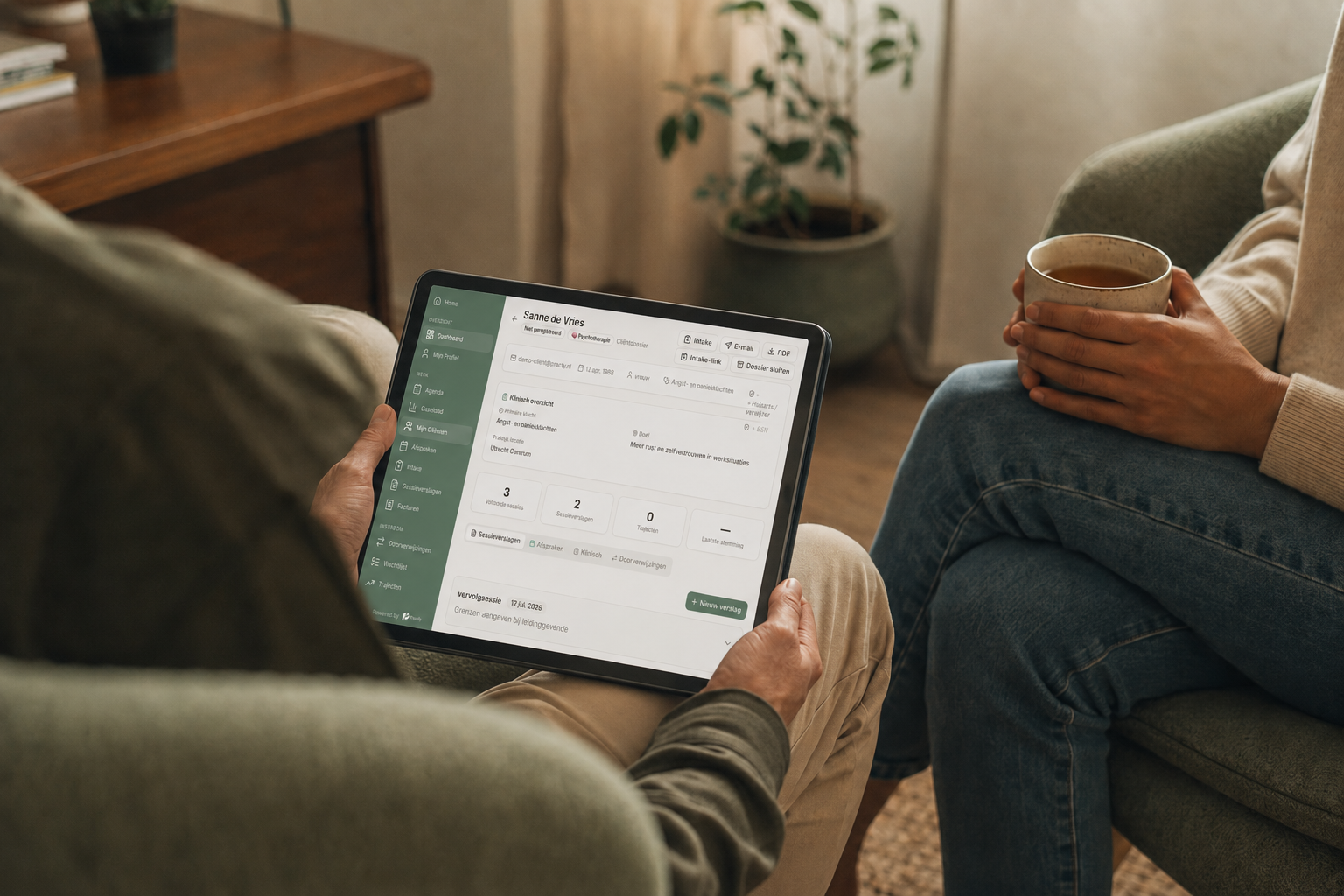 Behandelaar en cliënt bespreken samen het dossier op een tablet in het cliëntportaal van Practly